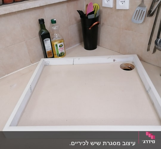 משטח שיש עם מסגרת לבנה וחור עגול